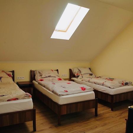 Viktor Vendégház és Apartmanház Baktaloranthaza Exterior foto