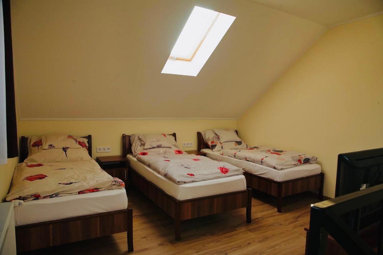 Viktor Vendégház és Apartmanház Baktaloranthaza Exterior foto