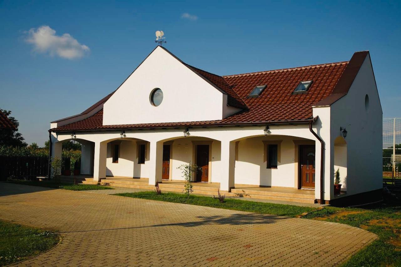 Viktor Vendégház és Apartmanház Baktaloranthaza Exterior foto