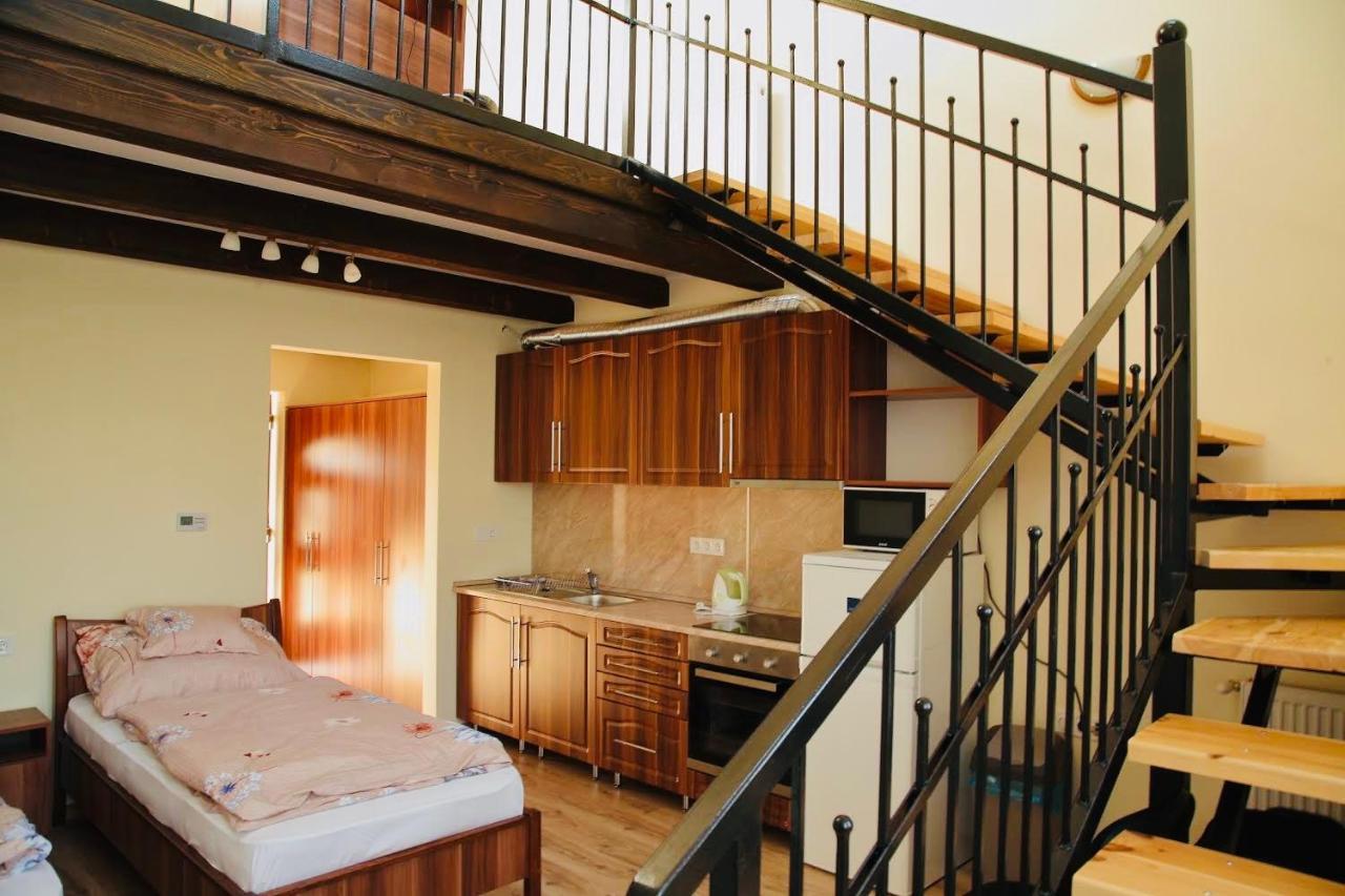Viktor Vendégház és Apartmanház Baktaloranthaza Exterior foto
