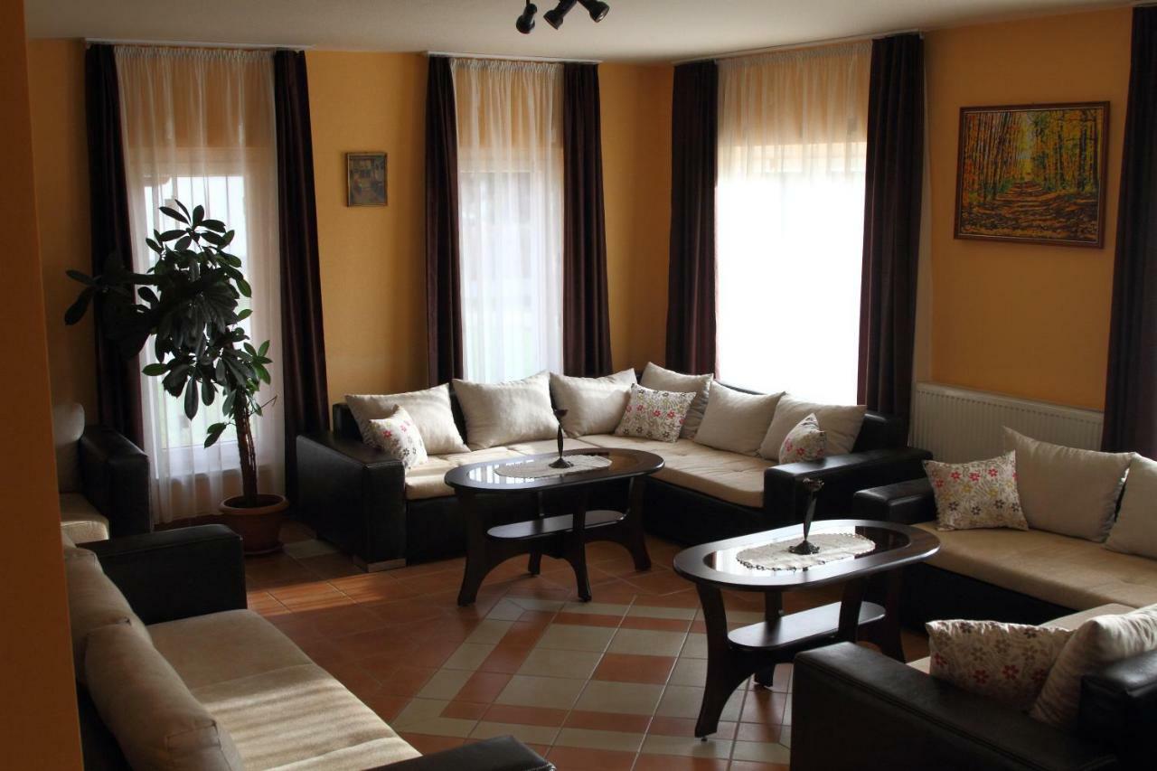 Viktor Vendégház és Apartmanház Baktaloranthaza Exterior foto