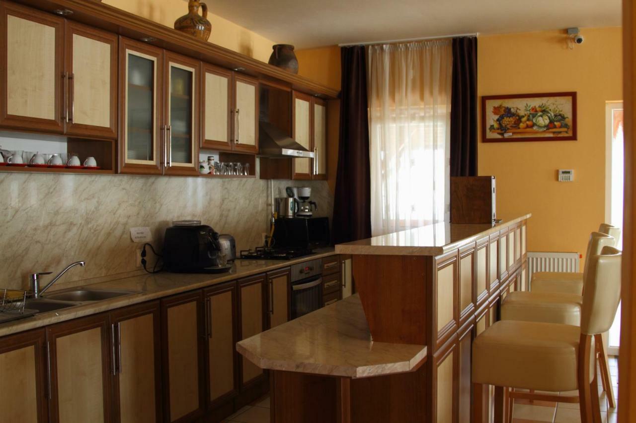 Viktor Vendégház és Apartmanház Baktaloranthaza Exterior foto