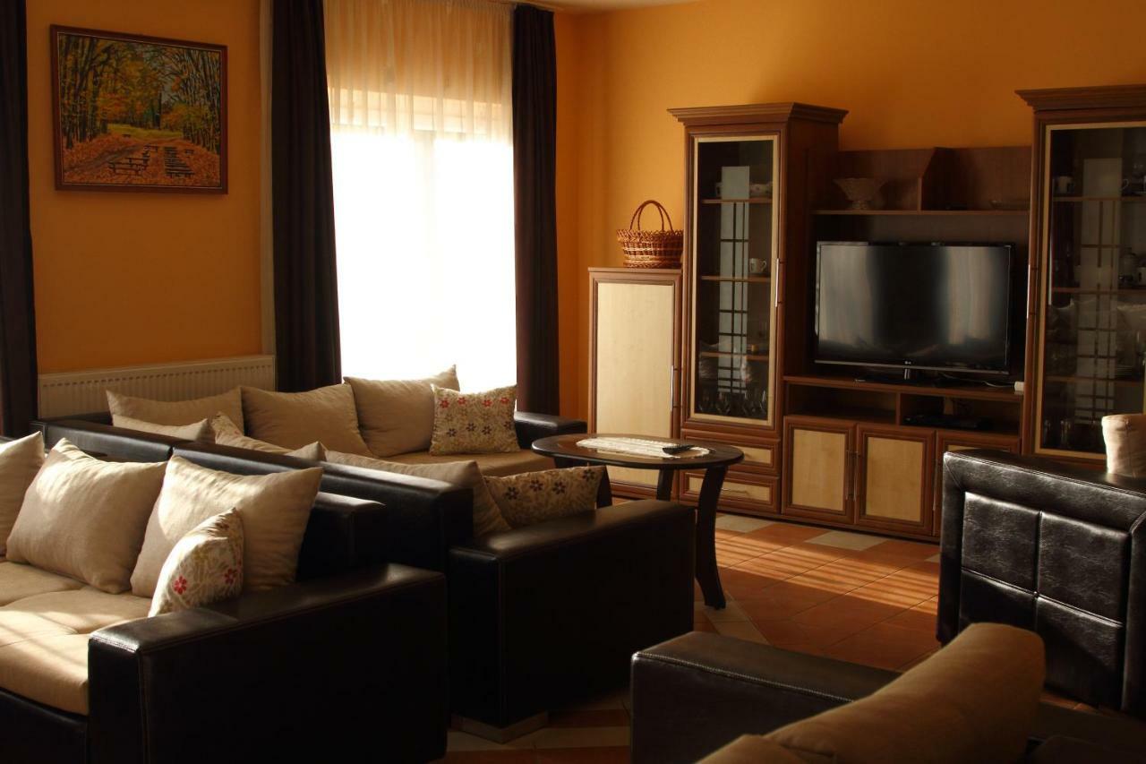 Viktor Vendégház és Apartmanház Baktaloranthaza Exterior foto