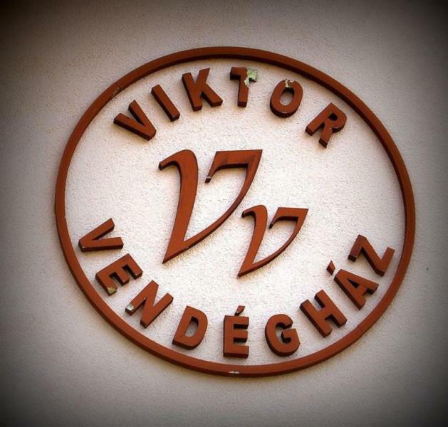 Viktor Vendégház és Apartmanház Baktaloranthaza Exterior foto