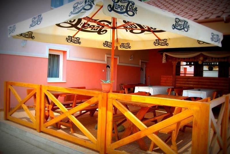 Viktor Vendégház és Apartmanház Baktaloranthaza Exterior foto